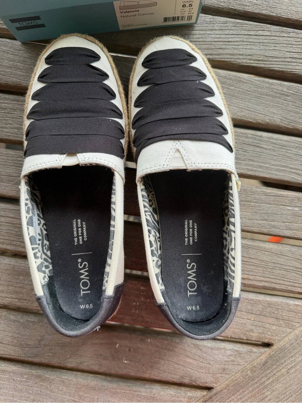 TOMS Black & Cream Valencia Scalloped Slip-On Espadrilles Size 6.5